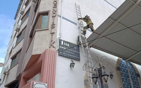 İskenderun'da Klima Motoruna Dolanan Kuş İçin Seferberlik: İtfaiye Ekipleri Devreye Girdi