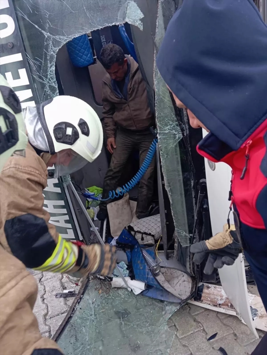 Hatay'da Kamyon Devrildi: Sürücü Yaralı