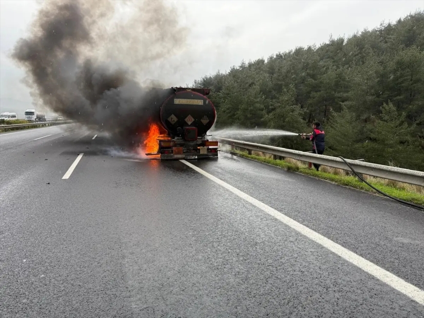 Osmaniye'de Otoyolda Tanker Yangını: İtfaiye Ekipleri Alevlere Müdahale Etti