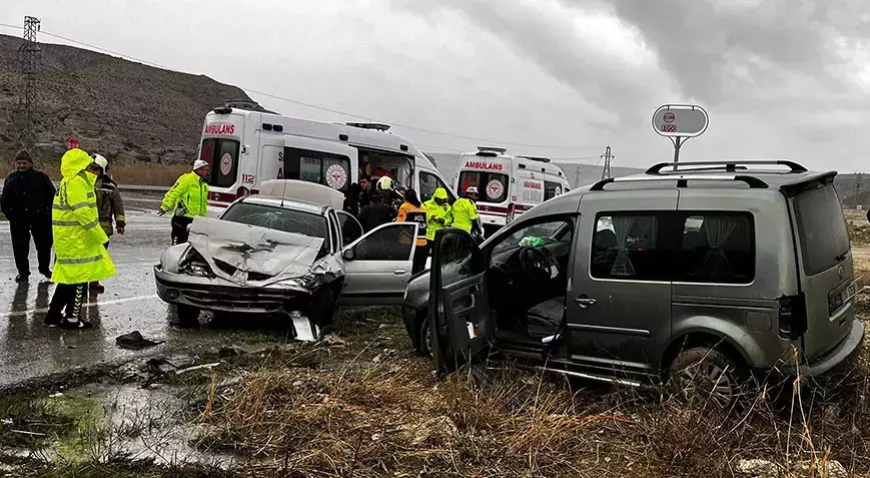 Beypazarı'nda Trafik Kazası: 1 Ölü, 4 Yaralı