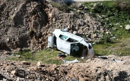 Denizli'de Emniyet Şeridindeki Kamyonete Çarpan Otomobil Yuvarlandı: 4 Yaralı