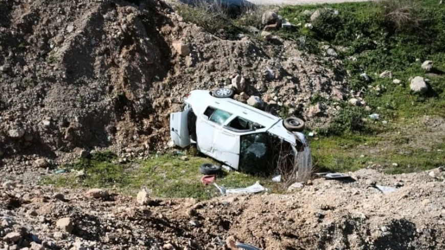 Denizli'de Emniyet Şeridindeki Kamyonete Çarpan Otomobil Yuvarlandı: 4 Yaralı