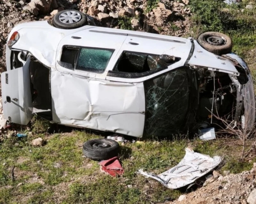 Denizli'de Emniyet Şeridindeki Kamyonete Çarpan Otomobil Yuvarlandı: 4 Yaralı