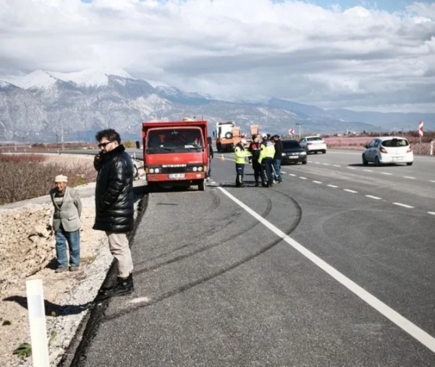 Denizli'de Emniyet Şeridindeki Kamyonete Çarpan Otomobil Yuvarlandı: 4 Yaralı