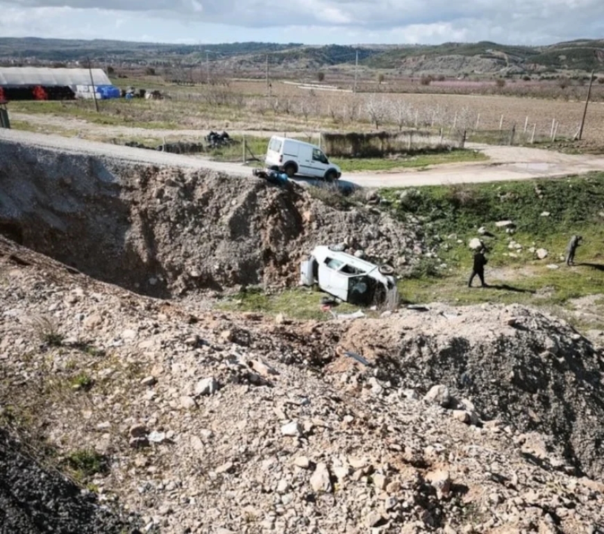 Denizli'de Emniyet Şeridindeki Kamyonete Çarpan Otomobil Yuvarlandı: 4 Yaralı
