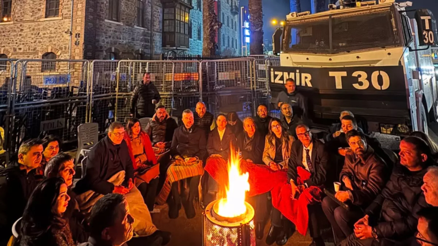 İzmir'de Bina Krizi: CHP’liler ve Polis Karşı Karşıya!