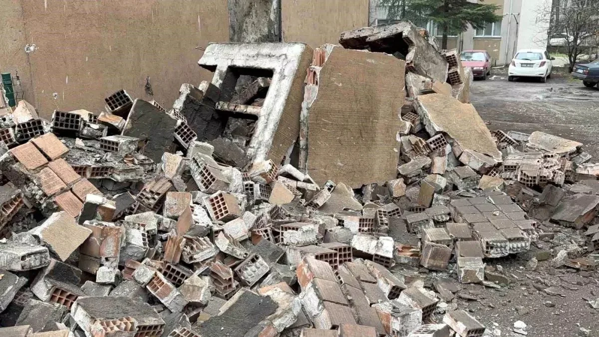 Edirne'de Sağanak Yağış Sonrası Baca Çökmesi