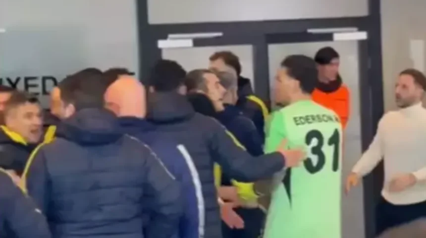 FCSB - Fenerbahçe Maçının Devre Arasında Koridorlar Karıştı: Ederson ve Charalambous Arasında Gerginlik