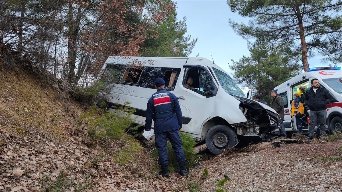 Karabük'te Öğrenci Minibüsü Şarampole Devrildi: 17 Yaralı