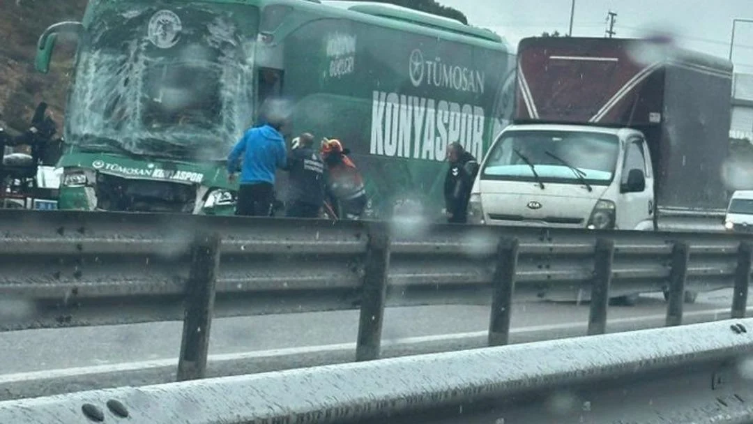 SON DAKİKA: Beşiktaş ile karşılaşacaklardı! Konyaspor U-19 takım otobüsü TEM de TIR ile çarpıştı 2
