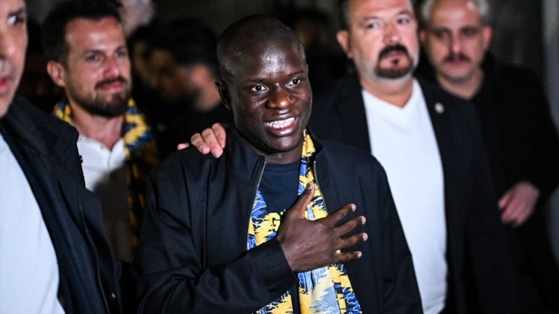 Fenerbahçe'nin Yeni Yıldızı N'Golo Kante İstanbul'da: Havalimanında Çardak Çöktü!