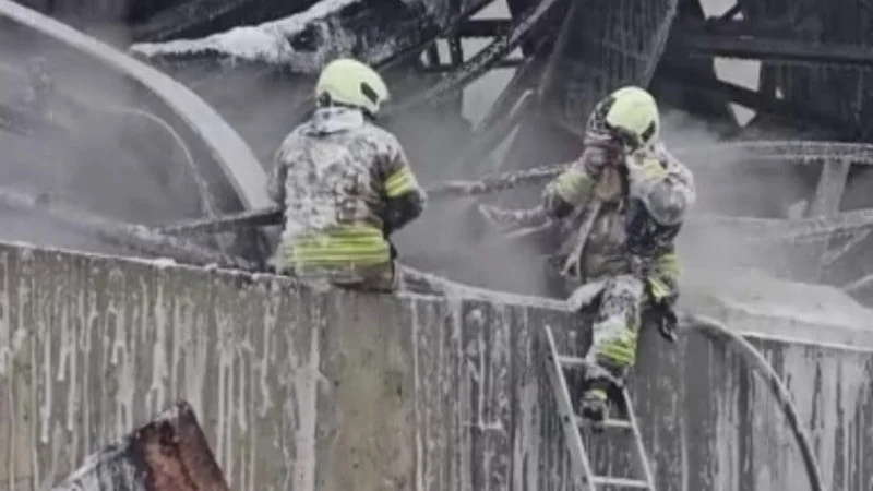 Ataşehir’de Alevlerin Arasında Duygulandıran Dayanışma: İtfaiyecilerin Ekip Ruhu Kamerada