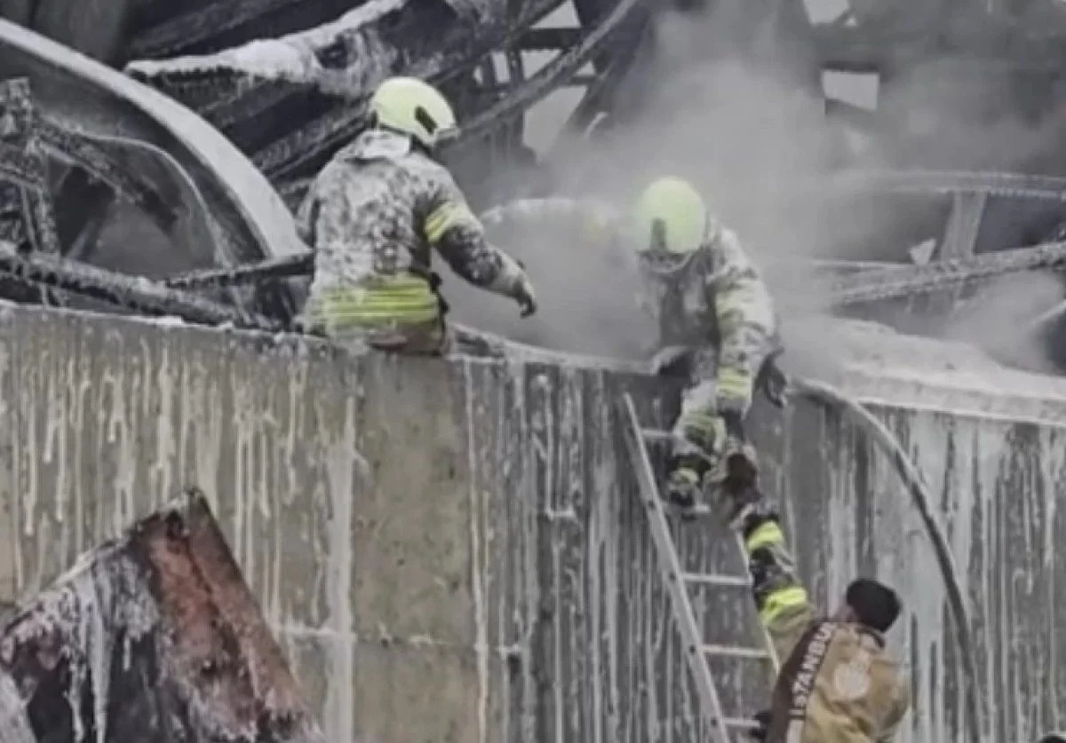 Ataşehir’de Alevlerin Arasında Duygulandıran Dayanışma: İtfaiyecilerin Ekip Ruhu Kamerada