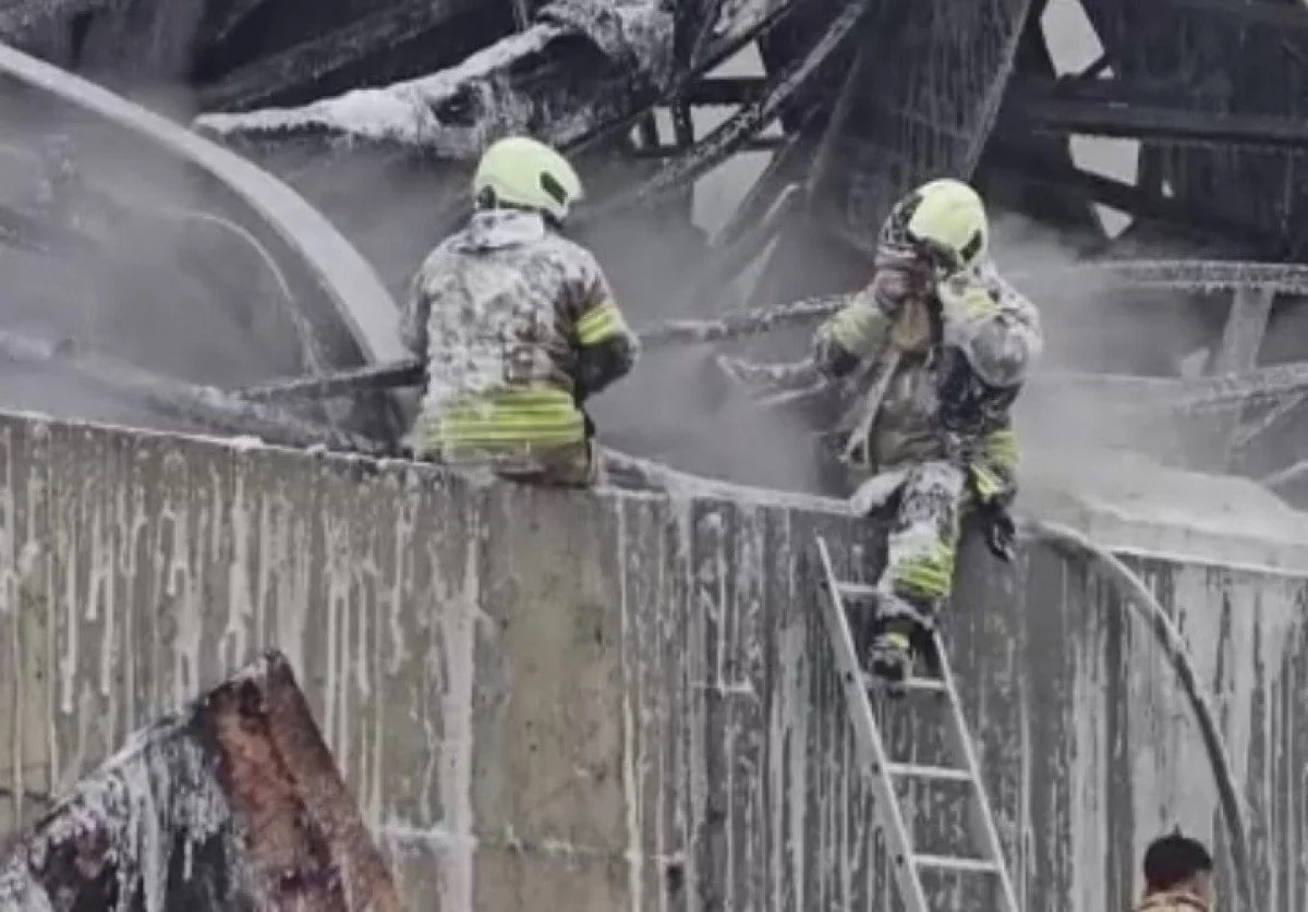 Ataşehir’de Alevlerin Arasında Duygulandıran Dayanışma: İtfaiyecilerin Ekip Ruhu Kamerada