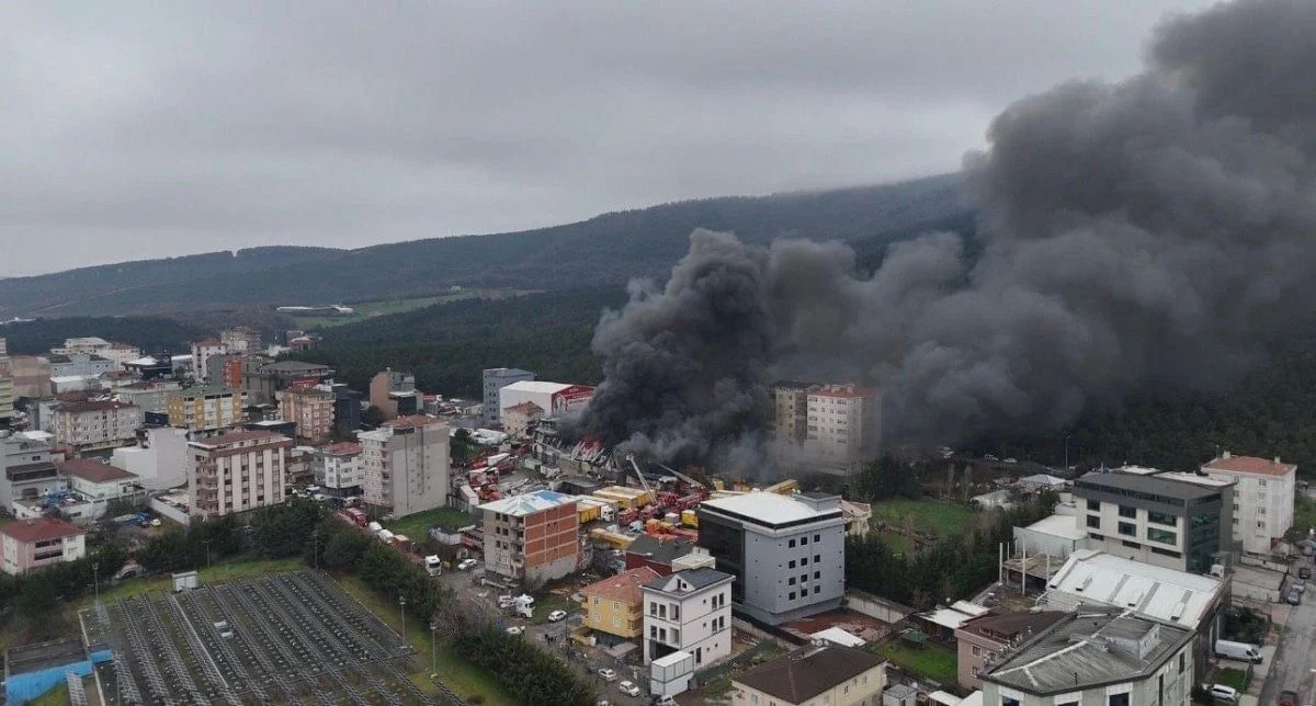 Ataşehir’de Alevlerin Arasında Duygulandıran Dayanışma: İtfaiyecilerin Ekip Ruhu Kamerada