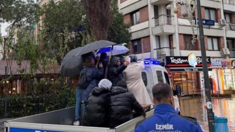 İzmir’de Sağanak Kaosu: Sokaklar Göle Döndü, Vatandaşlar Omuzlarda Taşındı