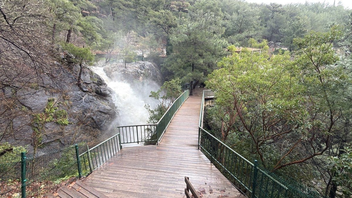 Kazdağları'nda Coşkun Akış: Sütüven Şelalesi Niagara'yı Aratmadı