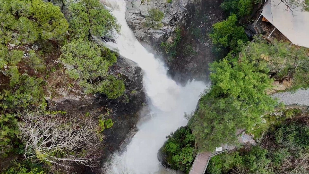 Kazdağları'nda Coşkun Akış: Sütüven Şelalesi Niagara'yı Aratmadı