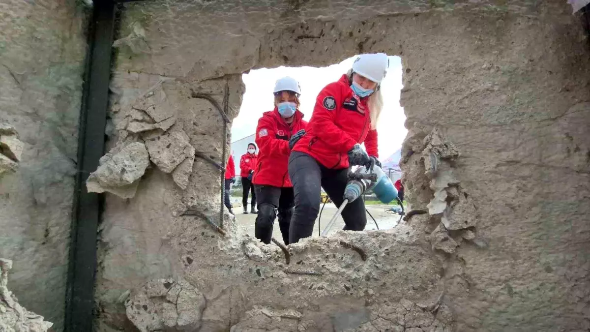 hamileyken-enkazda-hayat-kurtardi-19636136_amp