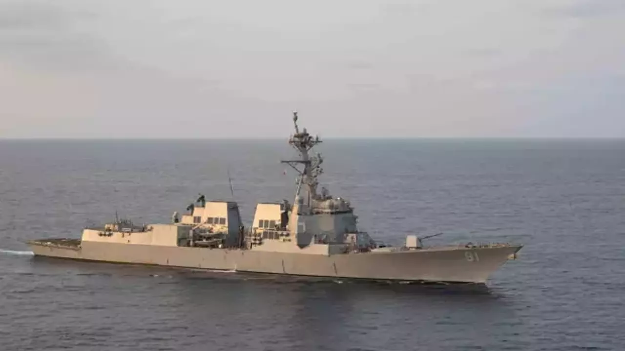 hurmuzde_yuksek_tansiyon_abd_gemileri_devriyede_1776587021_0679