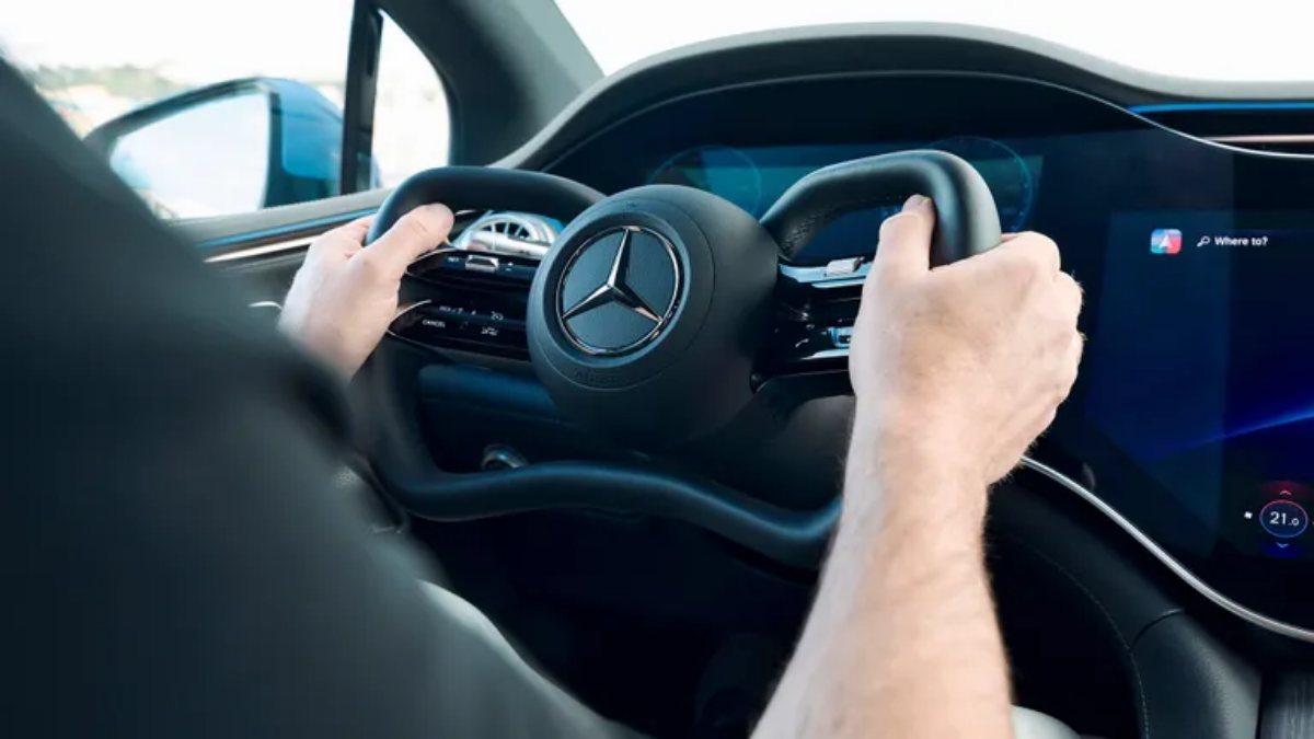 mercedes-benz-yarim-direksiyonlu-eqs-geliyor-kapak