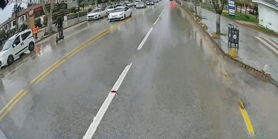 yere-dusen-turk-bayragi-icin-otobusu-durdurdu-3-19771501_amp